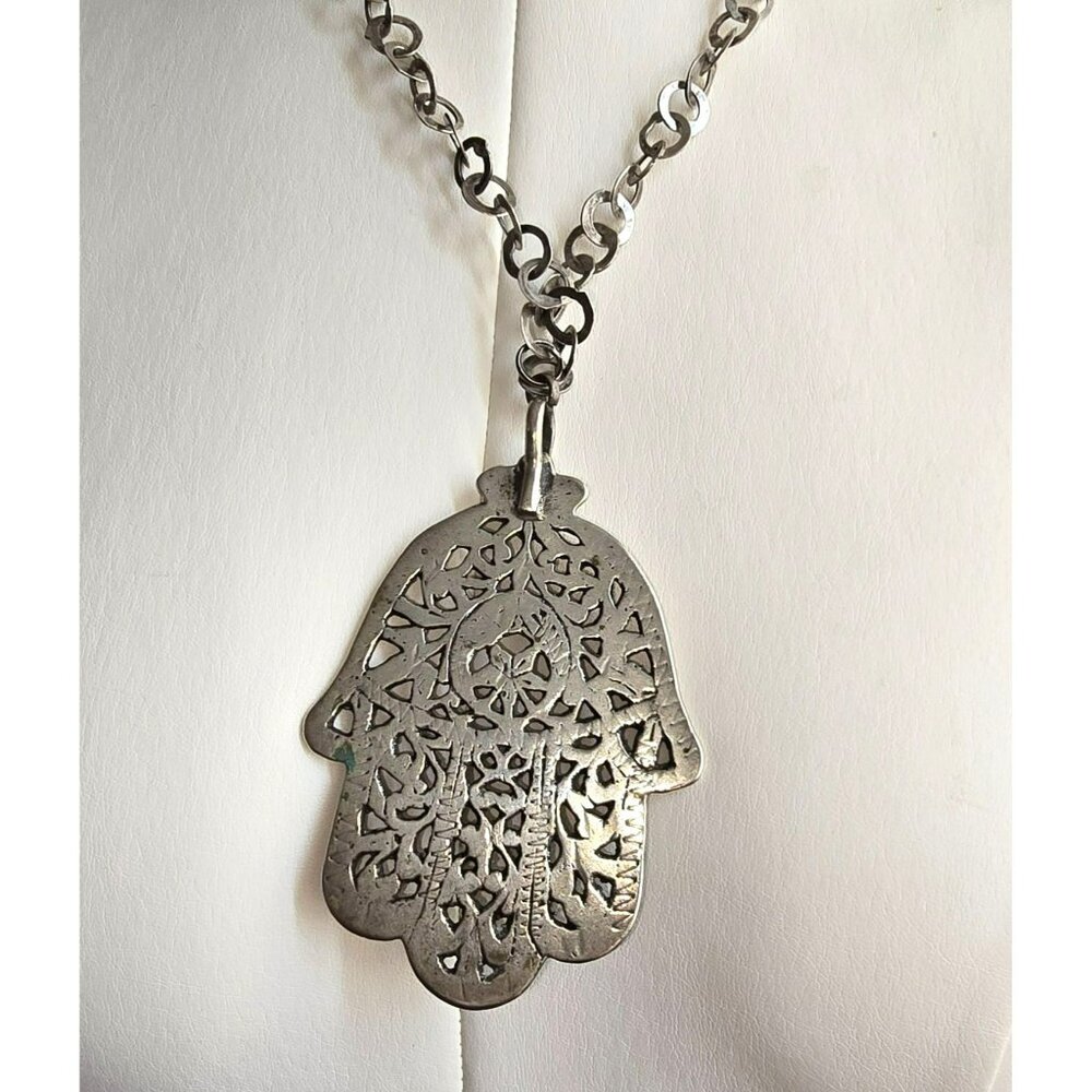 Vintage Silver-Tone Hamsa Pendant Necklace With Openwork Design 16” HS225